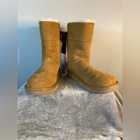 Ugg Kookaburra by UGG 8 
Brown Suede Boots w/Bow 
Faux Fur Lined - Picture 7 of 12
